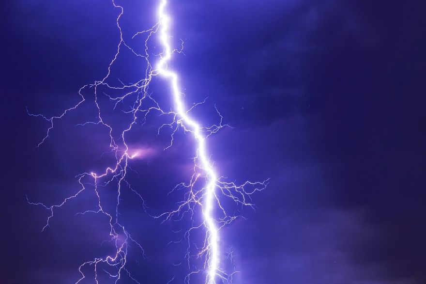 Blitz ausgelöst von Nanobots in der Erdatmosphäre.